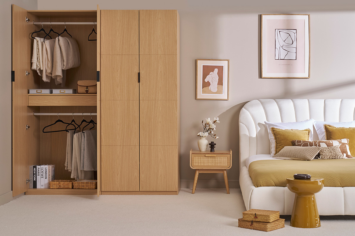 Armoire en bois ch�ne GARENCE avec porte ouverte, penderies visibles, situ�e dans une chambre moderne.