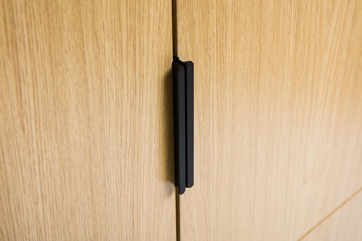 Gros plan sur poign�e noire d'armoire ch�ne GARENCE.