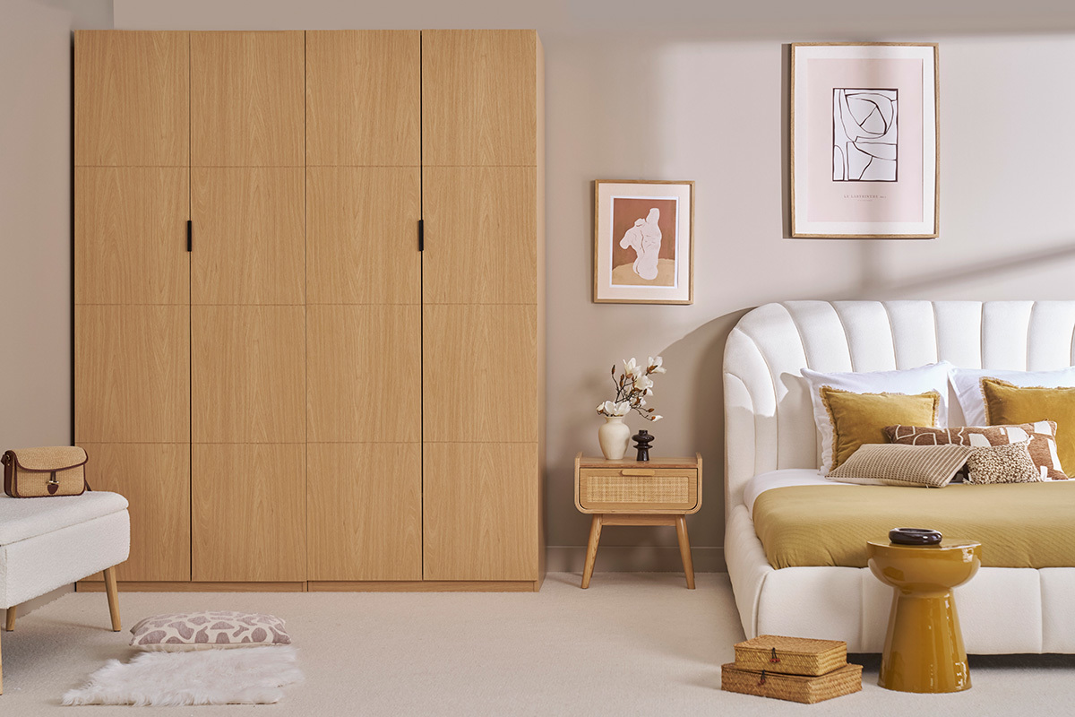 Armoire dressing en bois ch�ne avec lit, table et d�coration murale.