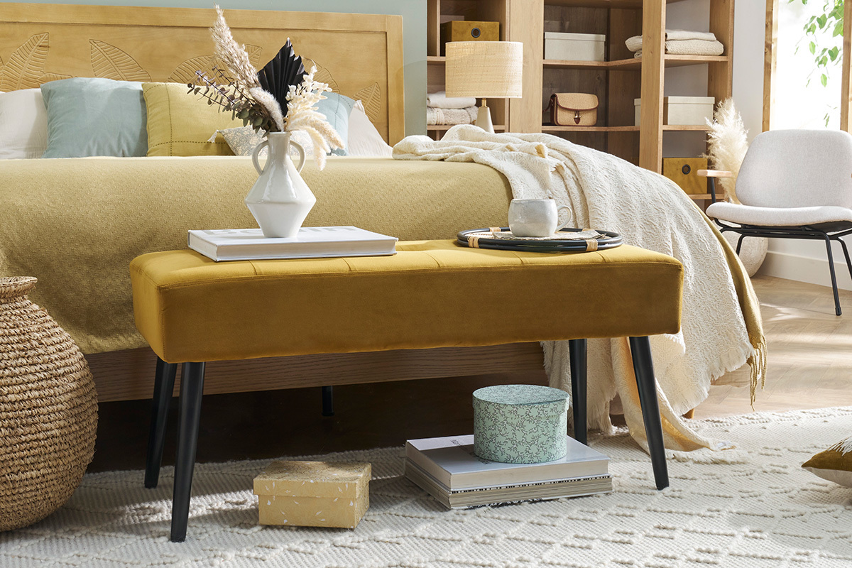 Banc design capitonn� en tissu velours bronze et m�tal noir L96 cm GUESTA