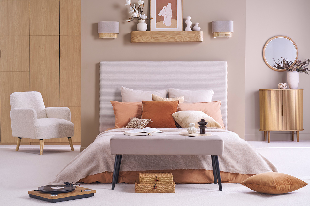 Banc design capitonn� en tissu velours taupe et m�tal noir L96 cm GUESTA
