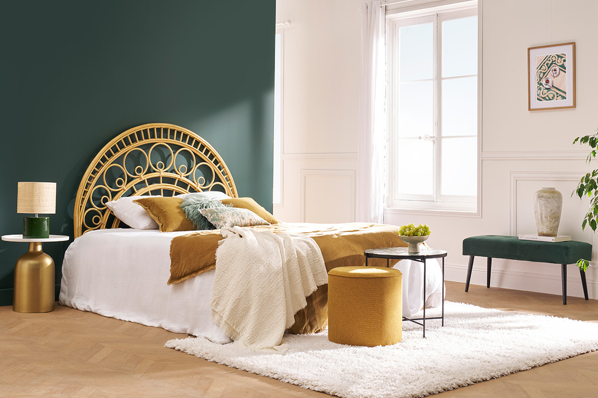 Banc en tissu velours vert fonc� et m�tal noir dans une chambre verte et jaune.