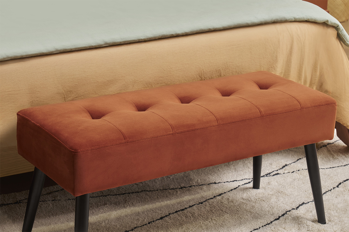 Banc design capitonn� en velours terre br�l�e et m�tal noir L95 cm GUESTA