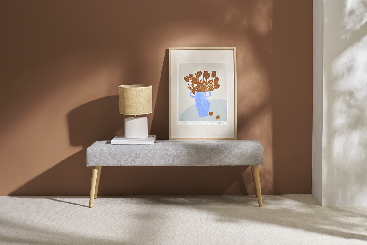 Banc scandinave capitonn� en tissu effet velours textur� gris clair et bois clair L130 cm GUESTA