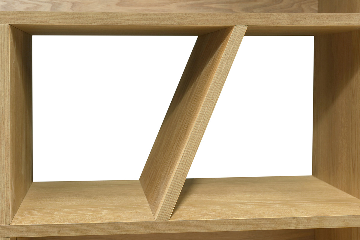 D�tail de la biblioth�que en bois clair AZTEQUE avec rangements asym�triques et lignes diagonales.