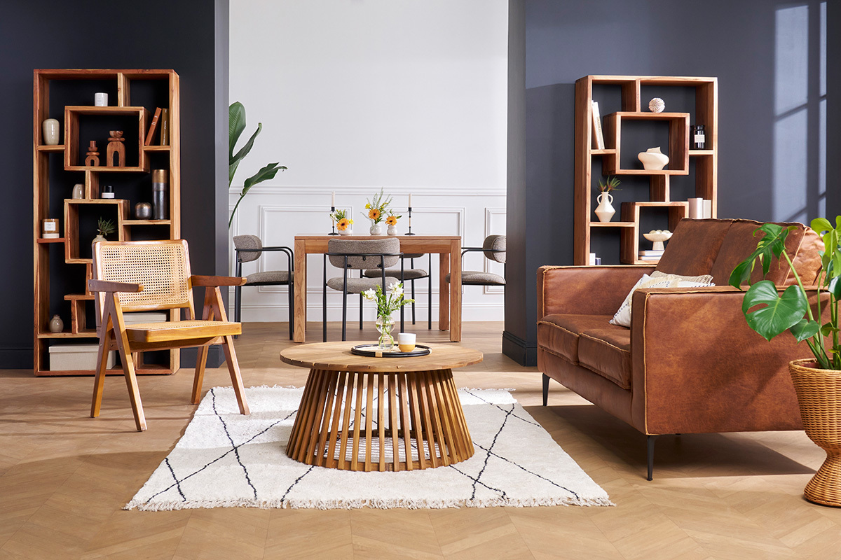 Biblioth�que CHAPMAN en bois avec objets d�co, salon �l�gant avec fauteuils et table basse.