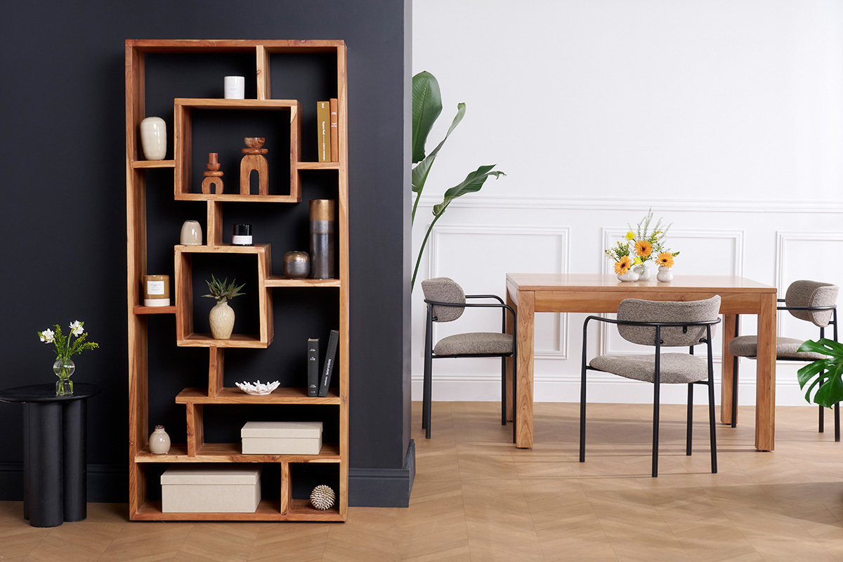 Biblioth�que en bois acacia avec objets d�coratifs, vue de face dans un salon moderne.