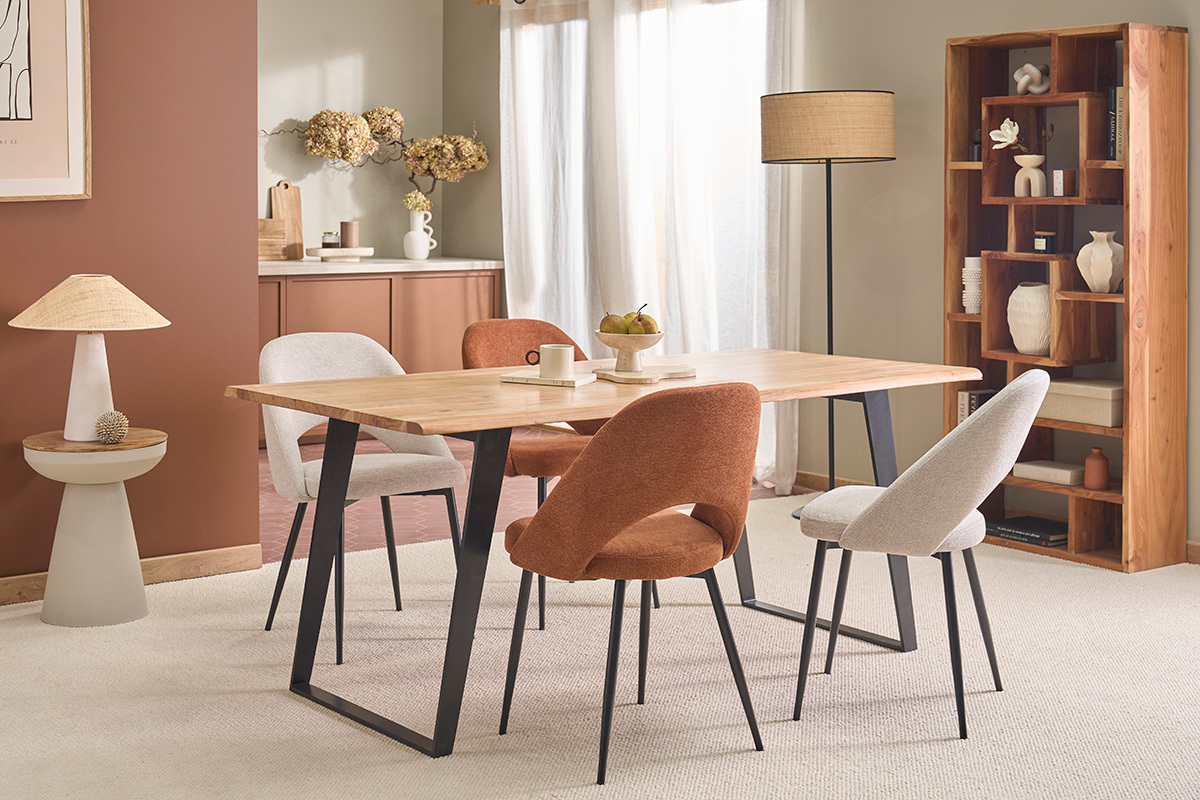 Biblioth�que en bois massif CHAPMAN dans une salle � manger moderne avec table et chaises.