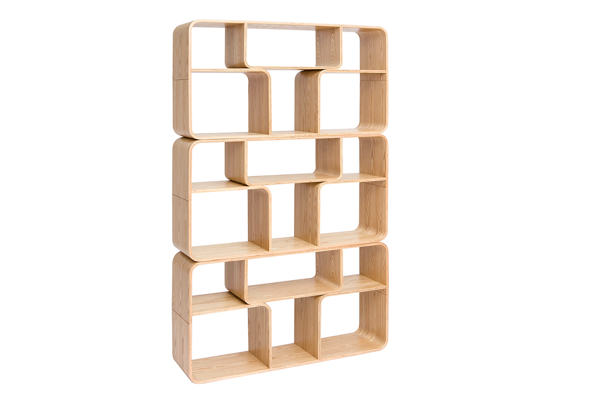Biblioth�que ouverte en bois clair fr�ne, vue de trois quarts, multi-casiers asym�triques.