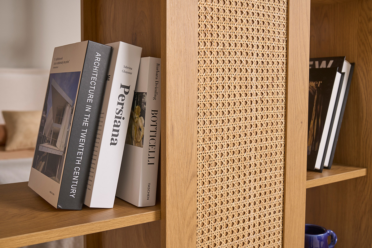 Biblioth�que s�paratrice ALICANTE en bois clair avec cannage rotin, affichant des livres sur une �tag�re.