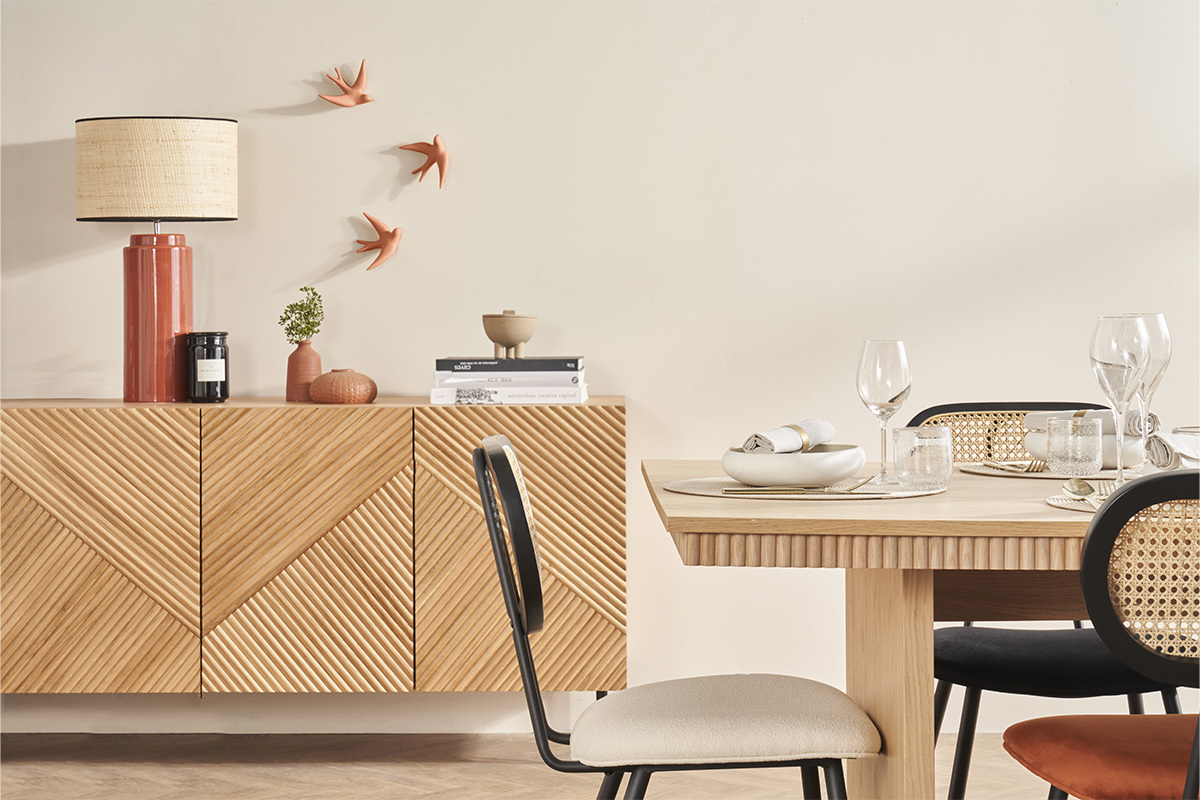 Buffet design en bois clair ch�ne massif grav� et m�tal noir 4 portes L180 cm ARCHIPEL