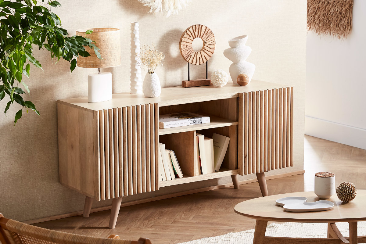 Buffet en bois manguier massif ALBA avec portes coulissantes, vue de trois quarts, d�coration moderne.