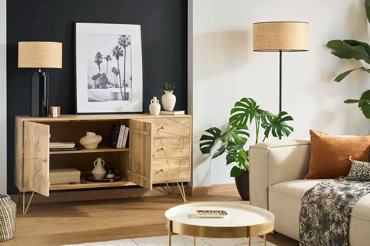 Buffet en bois manguier et m�tal dor� avec tiroirs et porte ouverte, objets d�co dessus.