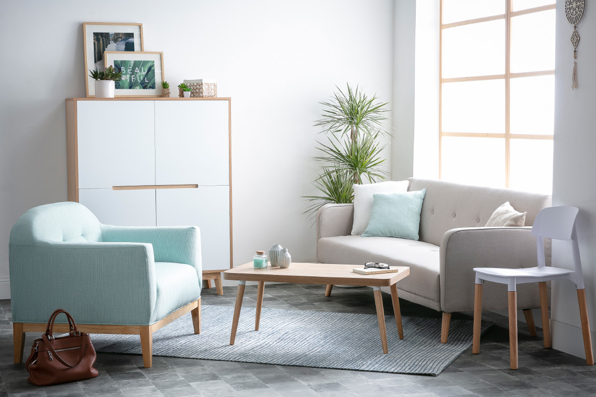 Buffet haut scandinave bois et blanc HELIA dans un salon moderne avec canap� et fauteuil.