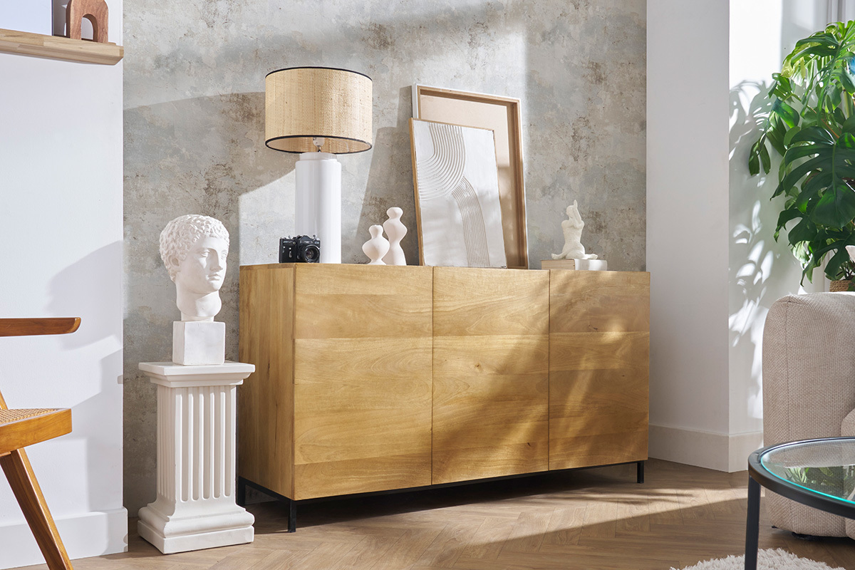 Buffet YPSTER en bois manguier et m�tal noir, 3 portes, avec �l�ments d�coratifs.