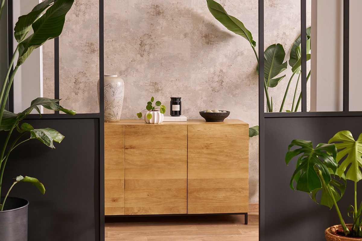 Buffet en bois manguier massif et m�tal noir, 3 portes, avec d�corations et plantes autour.