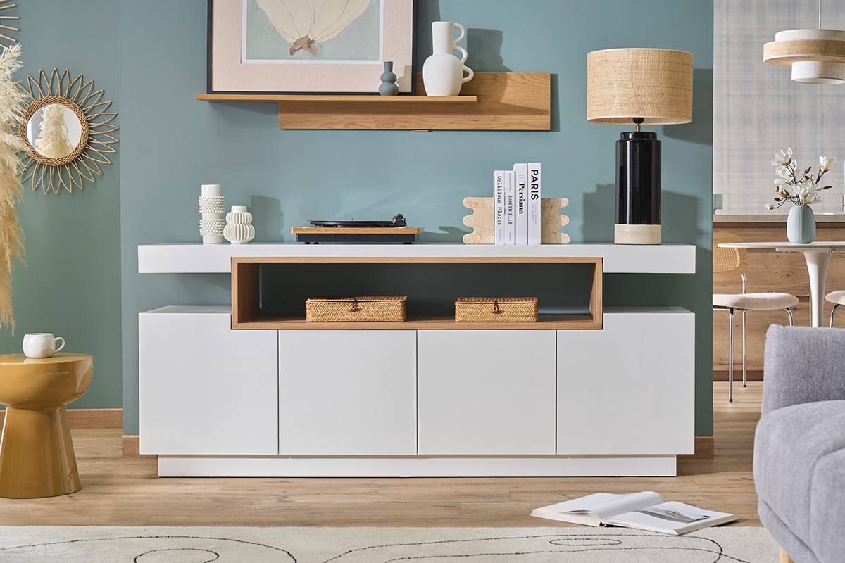 Buffet scandinave blanc laqu� brillant et bois 4 portes, vue de face sur fond bleu.