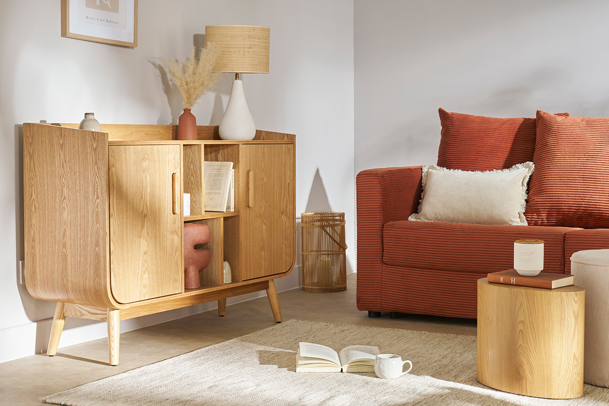 Buffet scandinave en bois clair avec deux portes et casiers, vue de 3/4 dans un salon moderne.