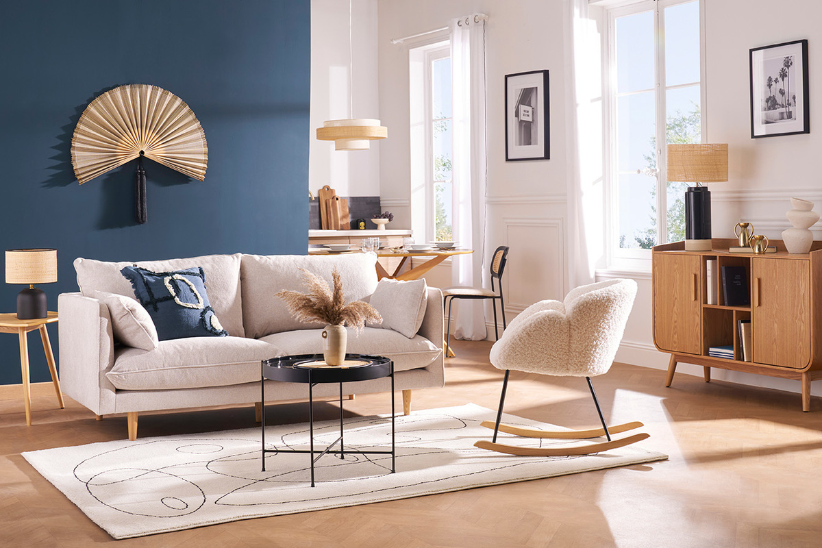 Salon avec buffet scandinave en bois clair � droite, canap� beige et table basse noire au centre.