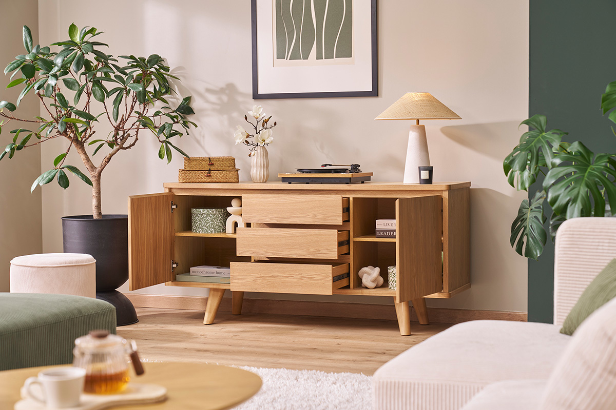 Buffet scandinave bois clair avec portes et tiroirs ouverts, d�cor� de lampes et plantes.