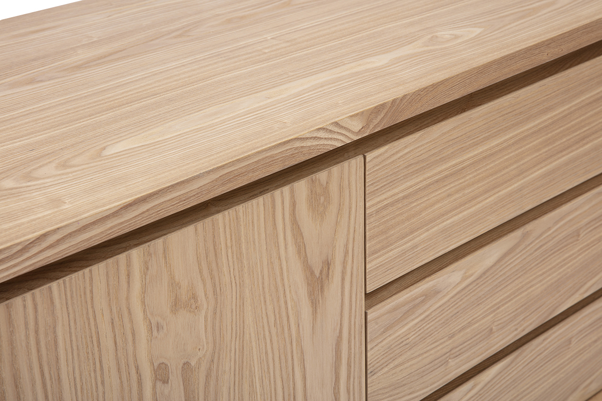 Buffet scandinave en bois clair, vue de dessus, montrant les d�tails des portes et tiroirs.