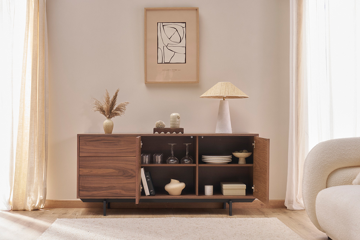 Buffet vintage en bois noyer avec portes ouvertes, exposant les rangements et objets d�coratifs.