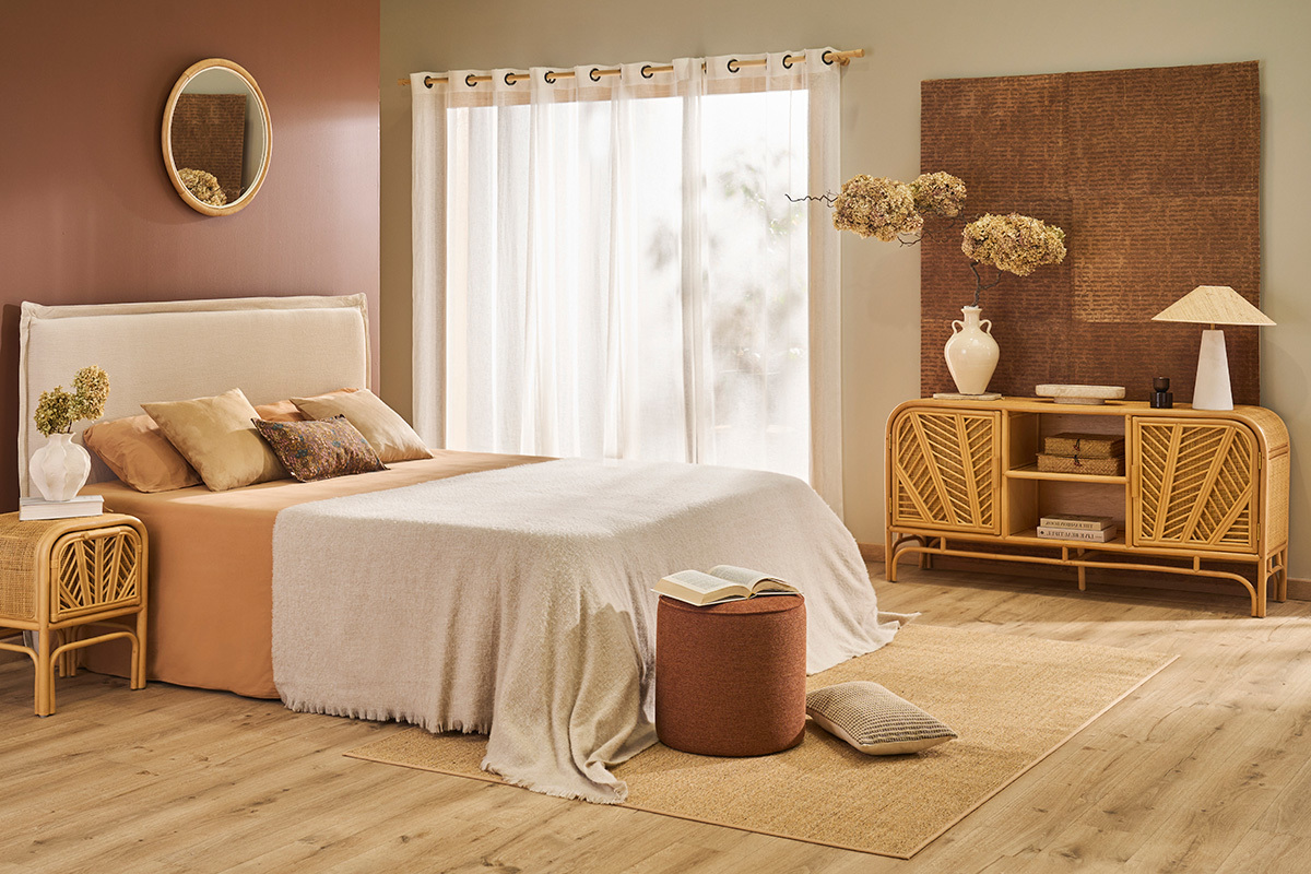 Buffet en rotin GALON � 2 portes dans une chambre d�cor�e.