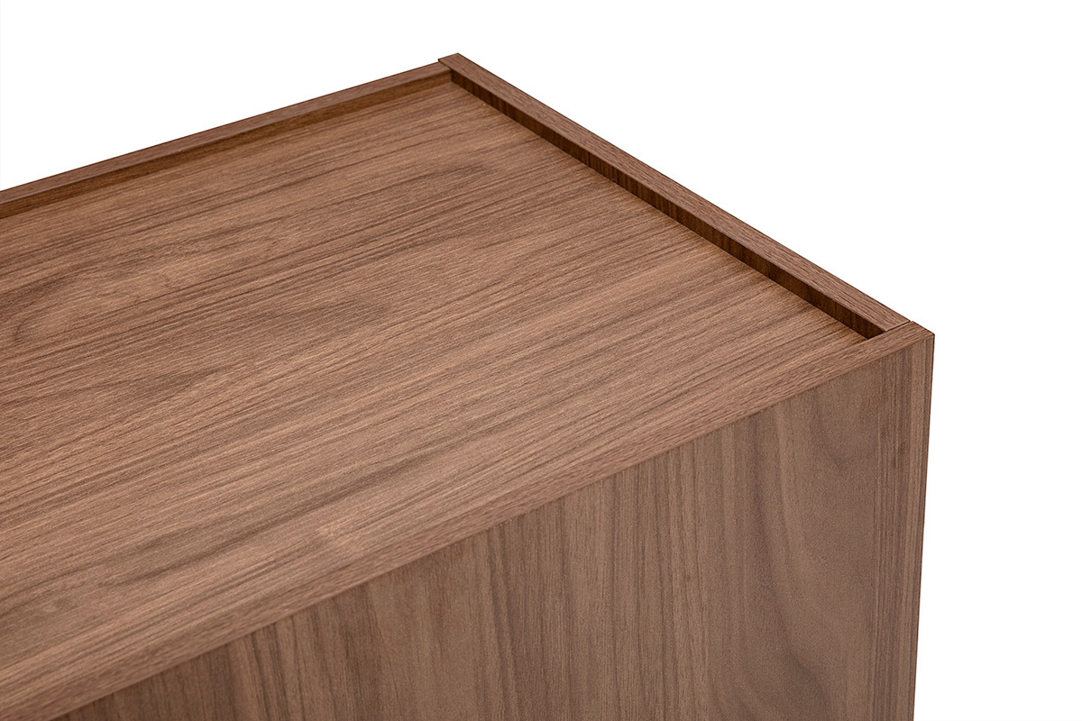 Vue de pr�s du dessus du buffet vintage SANAA en bois fonc� noyer.