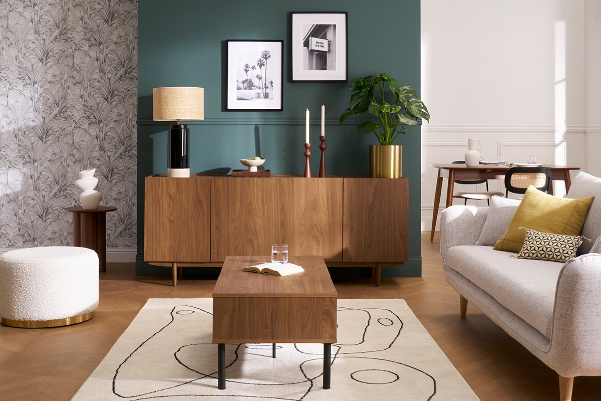 Buffet vintage en bois fonc� noyer SANAA avec d�cor r�tro, plac� contre un mur vert.