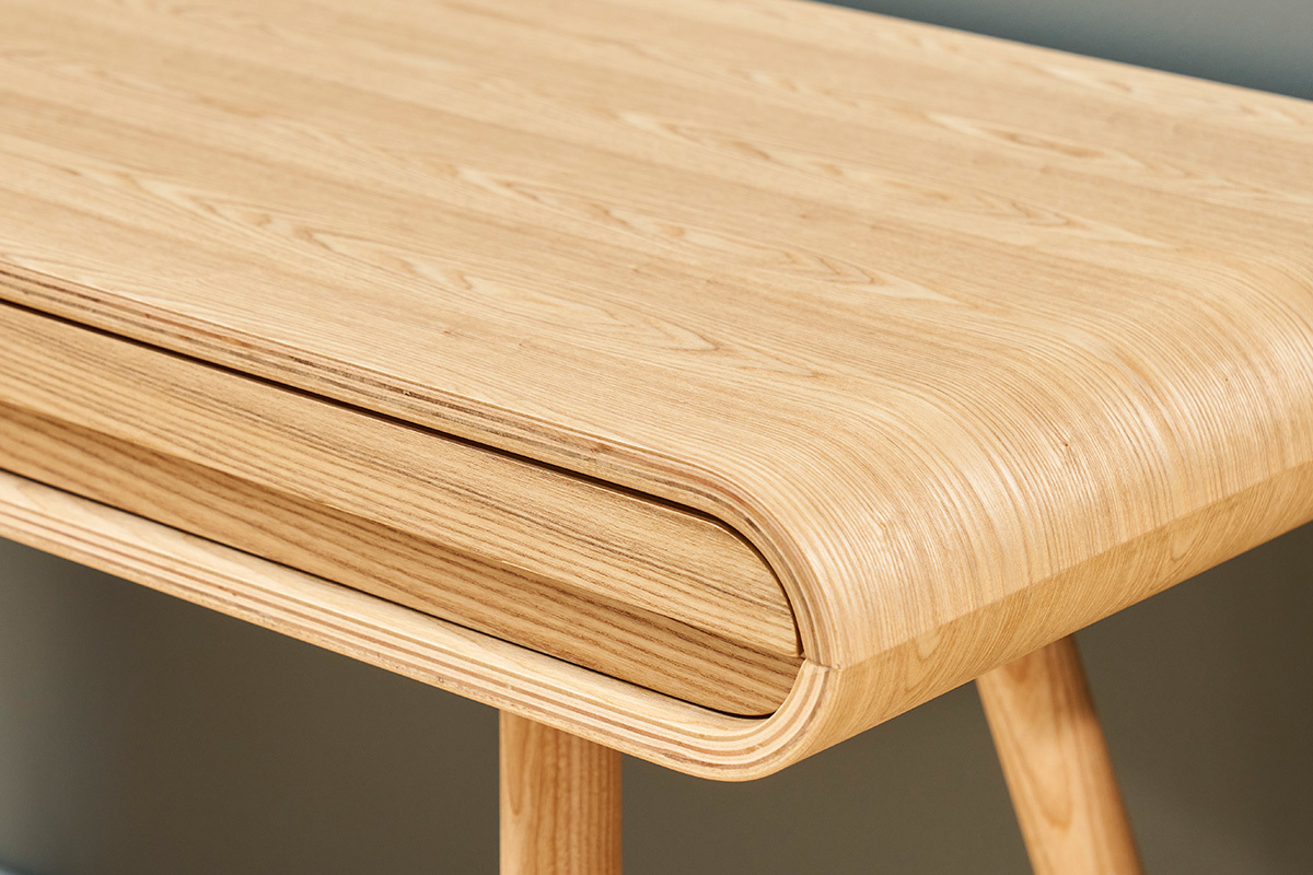 Gros plan sur le bureau scandinave BJORG en bois clair, montrant ses coins arrondis et finitions en fr�ne.
