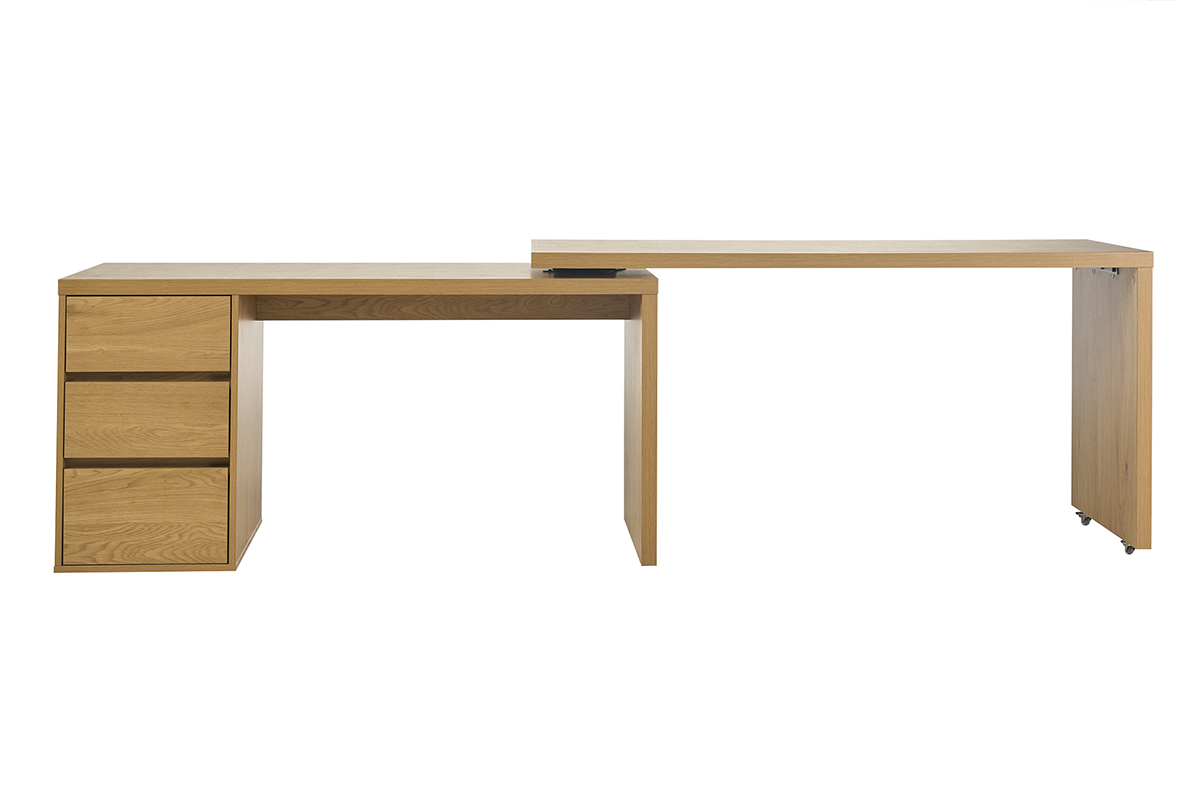 Bureau modulable en bois clair ch�ne avec trois tiroirs, vue de face, allong� avec extension � droite.