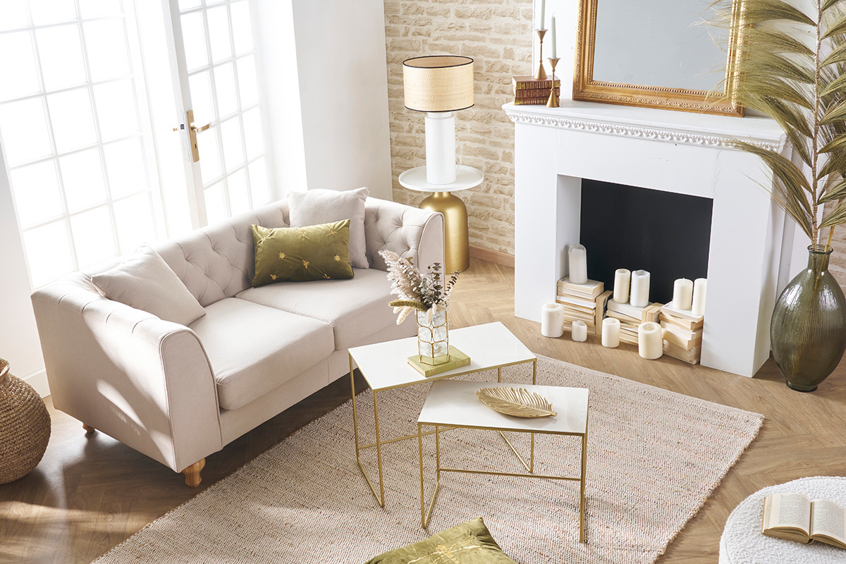 Canap� 2 places beige avec coussins, table basse et chemin�e.