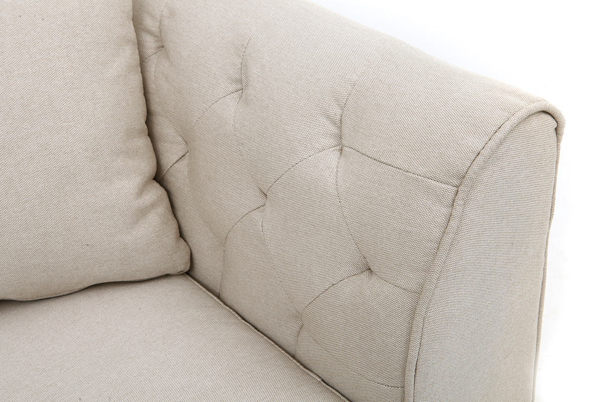 Canap� capitonn� en tissu beige, vue en gros plan de l'accoudoir.