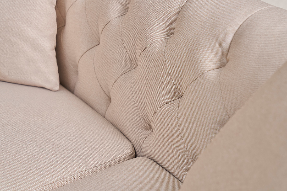 Gros plan sur le dossier capitonn� du canap� 2 places en tissu beige MONTAIGNE.