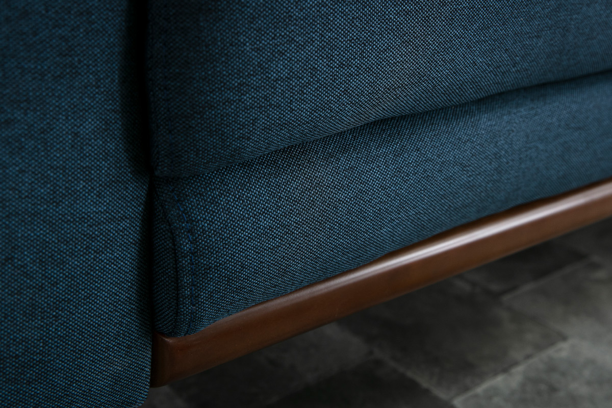 Canap� 2 places en tissu bleu fonc� et bois fonc� EKTOR