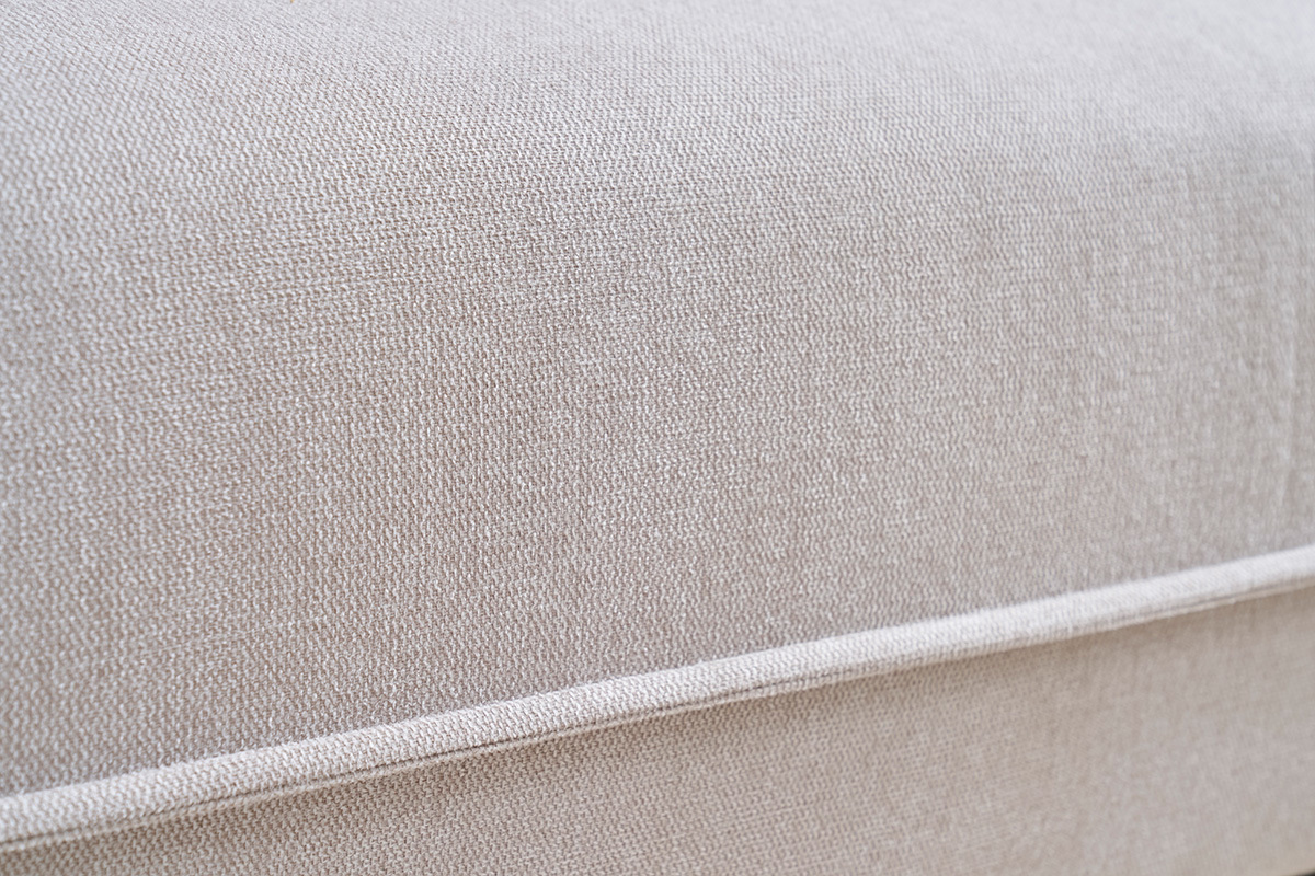 Gros plan du tissu effet velours textur� beige du canap� PIO.