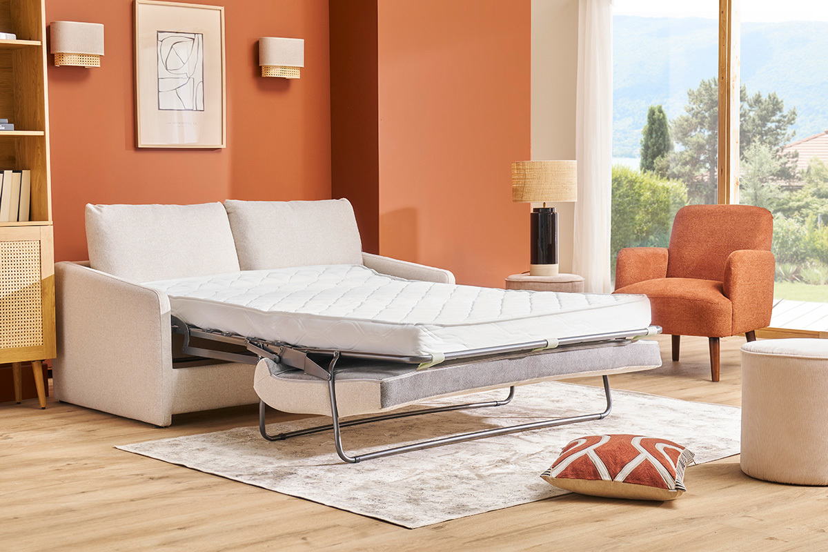Canap� convertible beige cr�me PAULIN ouvert en lit, salon moderne.