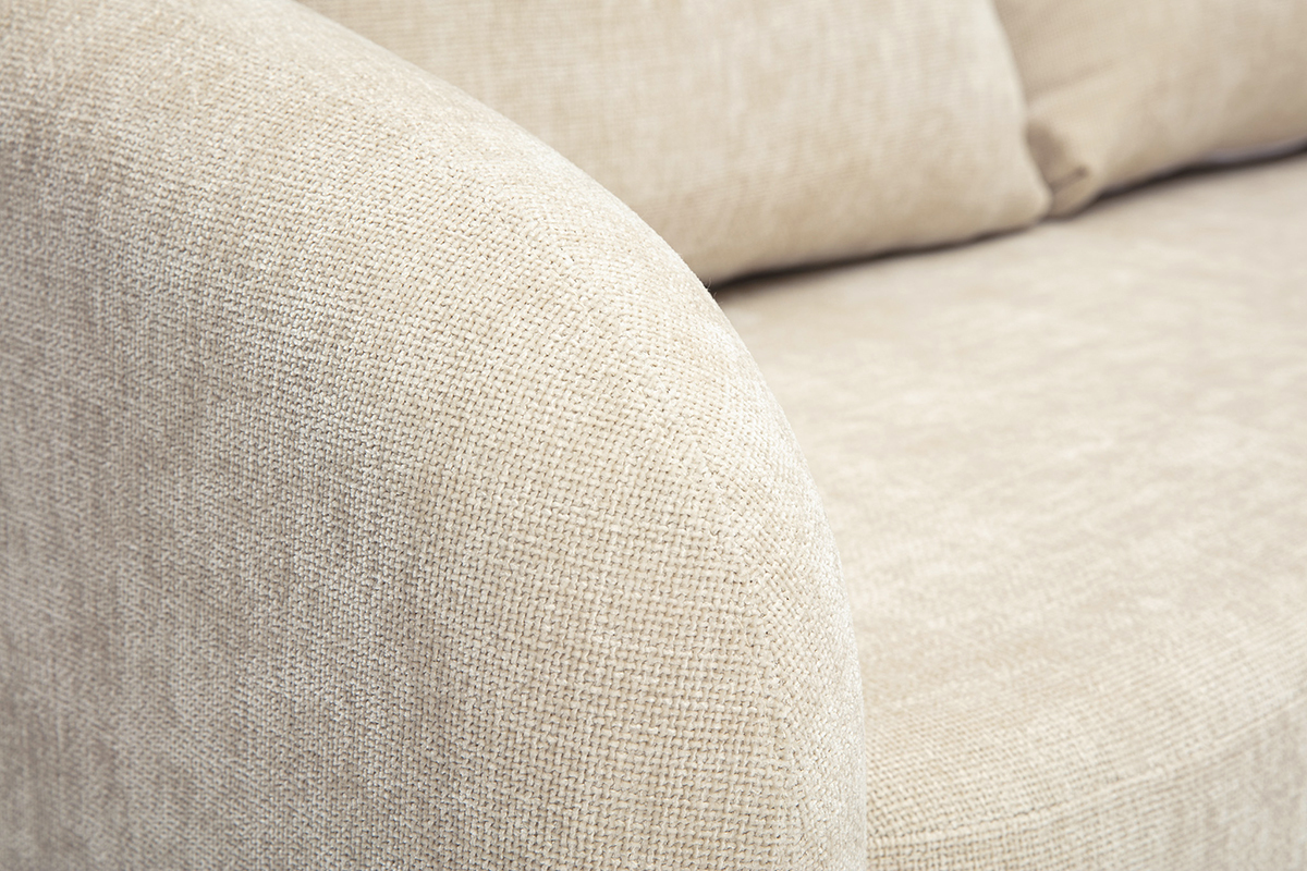 Canap� beige en tissu effet velours textur�, vue de pr�s sur l'accoudoir.