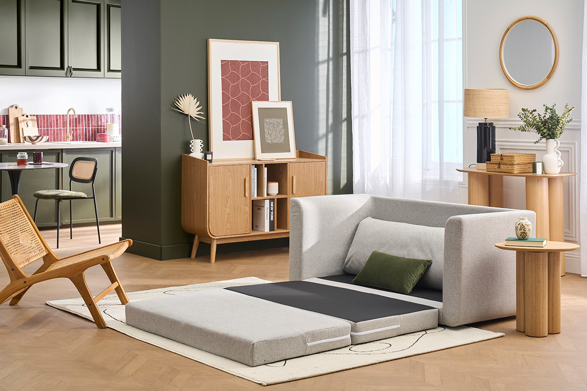 Canap� convertible 2 places en tissu gris clair LEON d�pli� dans un salon moderne.