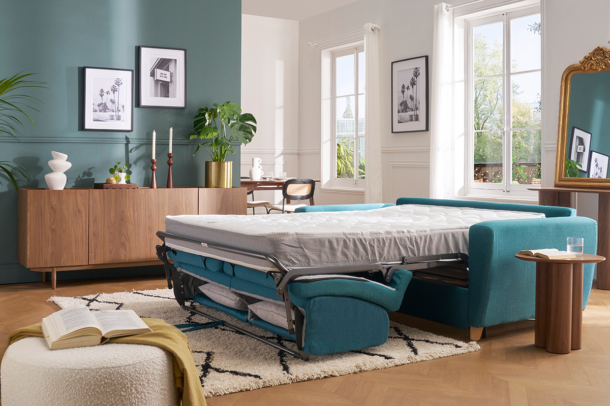 Canap� convertible 3 places en tissu bleu canard avec matelas, dans un salon lumineux.