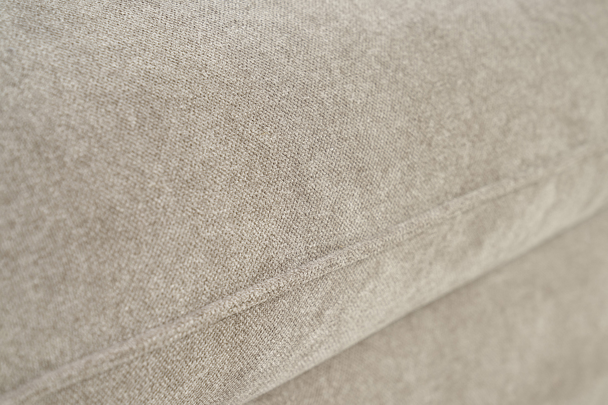Gros plan sur le tissu effet velours taupe du canap� ARMAND.