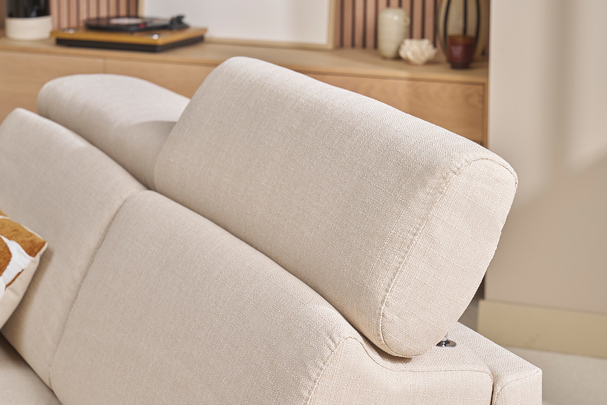 Gros plan sur les t�ti�res ajustables d'un canap� convertible en tissu beige.