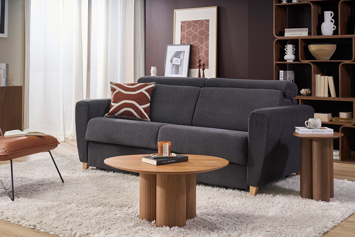 Canap� convertible 3 places en tissu velours gris anthracite, avec t�ti�res ajustables, dans un d�cor moderne. Vue de face.