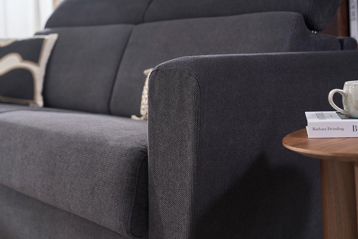 D�tail d'un canap� convertible GOYA en tissu velours gris avec accoudoir, vue de pr�s