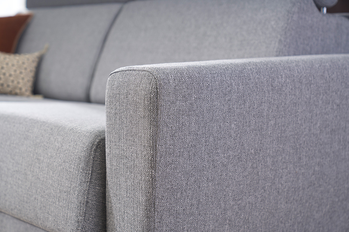 D�tail du bras d'un canap� convertible GOYA en tissu gris avec t�ti�res ajustables.