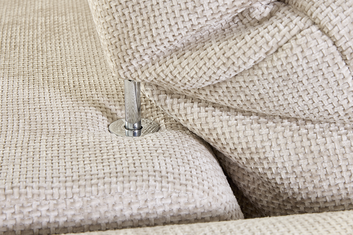 D�tail du tissu velours chenille beige du canap� avec pied m�tallique visible.