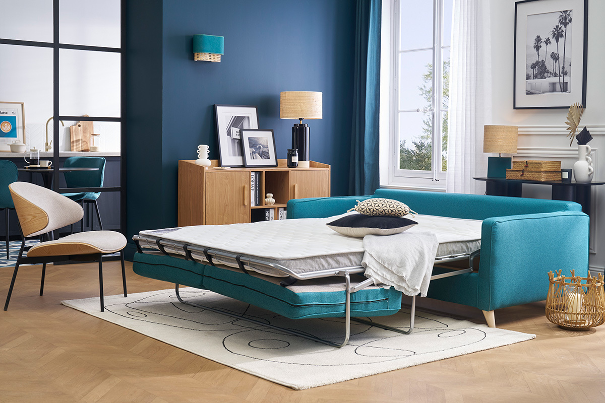 Canap� convertible scandinave bleu canard, matelas d�pli�, vue d'int�rieur moderne.