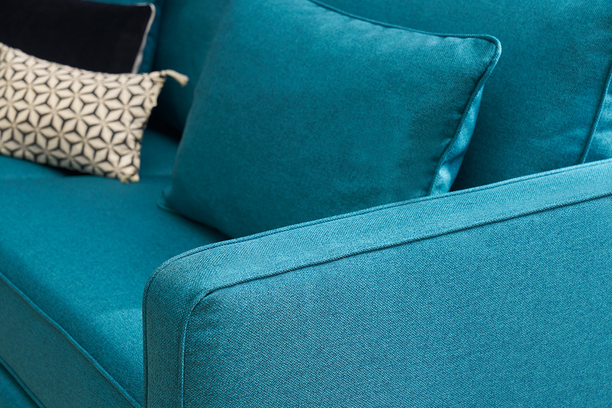 Canap� scandinave bleu canard avec coussins g�om�triques, vue rapproch�e.