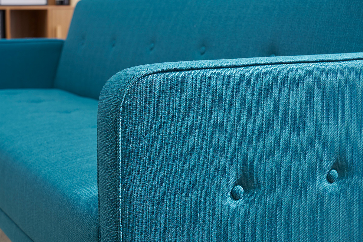 D�tail du bras et du dossier du canap� convertible bleu en tissu, vue en gros plan.