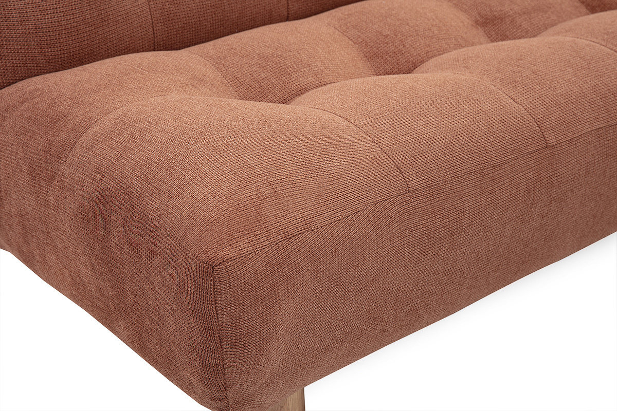 D�tail du tissu chenille terre br�l�e du canap� YUMI avec pieds en bois clair.